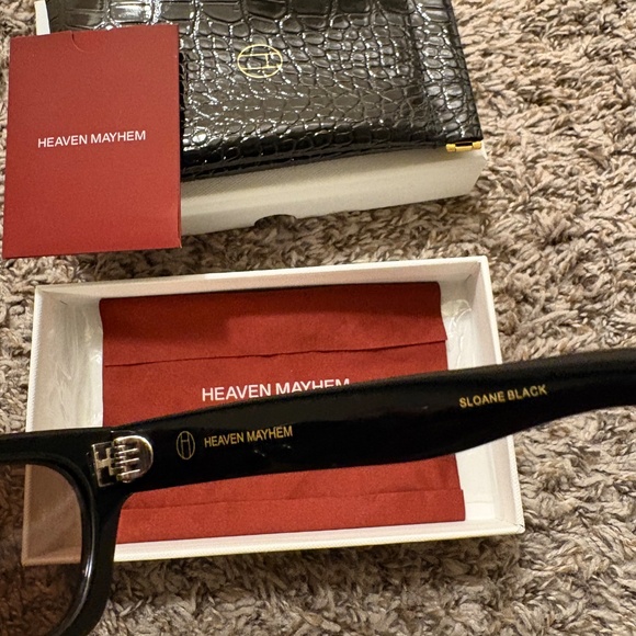 SLOANE BLACK SUNGLASSES - Picture 10 of 11